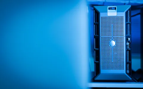 Servidor con luces azules en un centro de datos