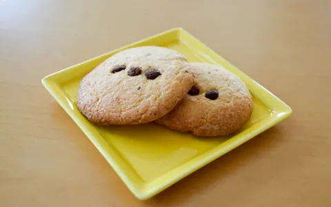 Dos galletas con pepitas de chocolate
