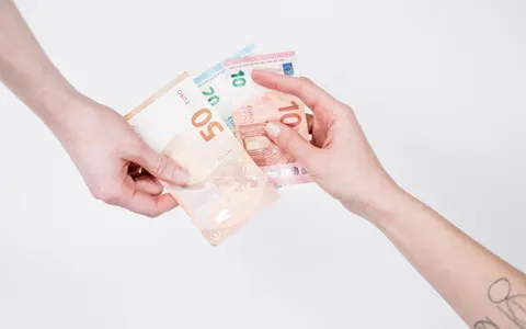 Manos intercambiando billetes de euro