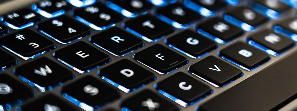 Teclado retroiluminado de un portátil
