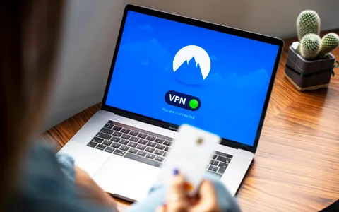 Persona usando una VPN en un portátil