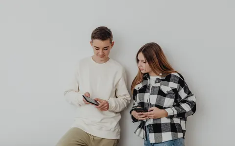 Dos adolescentes con sus móviles