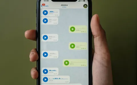 Móvil con una conversación de mensajería abierta