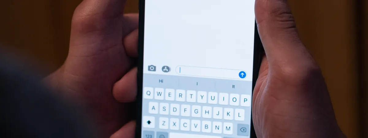 Manos escribiendo en un móvil